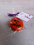 Cargar la imagen en la vista de la galería, GALLETA OREO DECORADA "Halloween"