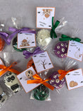 Cargar la imagen en la vista de la galería, GALLETA OREO DECORADA "Halloween"