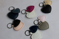 Cargar la imagen en la vista de la galería, Llavero doble de corazón - PAQUETE 10 PIEZAS