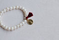 Cargar la imagen en la vista de la galería, Pulsera de perlas con virgen y motita - PAQUETE 10 PIEZAS