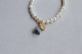 Cargar la imagen en la vista de la galería, Pulsera de perlas con virgen y motita - PAQUETE 10 PIEZAS