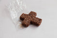 Cargar la imagen en la vista de la galería, Cruz de Chocolate con Cereal - PAQUETE 10 PIEZAS