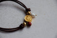 Cargar la imagen en la vista de la galería, Pulsera de cuero con virgen y perla - PAQUETE 10 PIEZAS