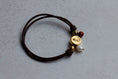 Cargar la imagen en la vista de la galería, Pulsera de cuero con virgen y perla - PAQUETE 10 PIEZAS