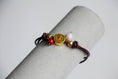 Cargar la imagen en la vista de la galería, Pulsera de cuero con virgen y perla - PAQUETE 10 PIEZAS
