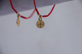 Cargar la imagen en la vista de la galería, Pulsera San Benito colgante de hilo rojo - PAQUETE 10 PIEZAS