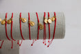 Cargar la imagen en la vista de la galería, Pulsera San Benito colgante de hilo rojo - PAQUETE 10 PIEZAS