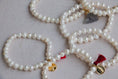 Cargar la imagen en la vista de la galería, Pulsera de perlas con virgen y motita - PAQUETE 10 PIEZAS