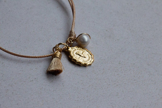 PULSERA HILO ESPIRITU SANTO CON MOTITA Y PERLA - PAQUETE 10 PIEZAS